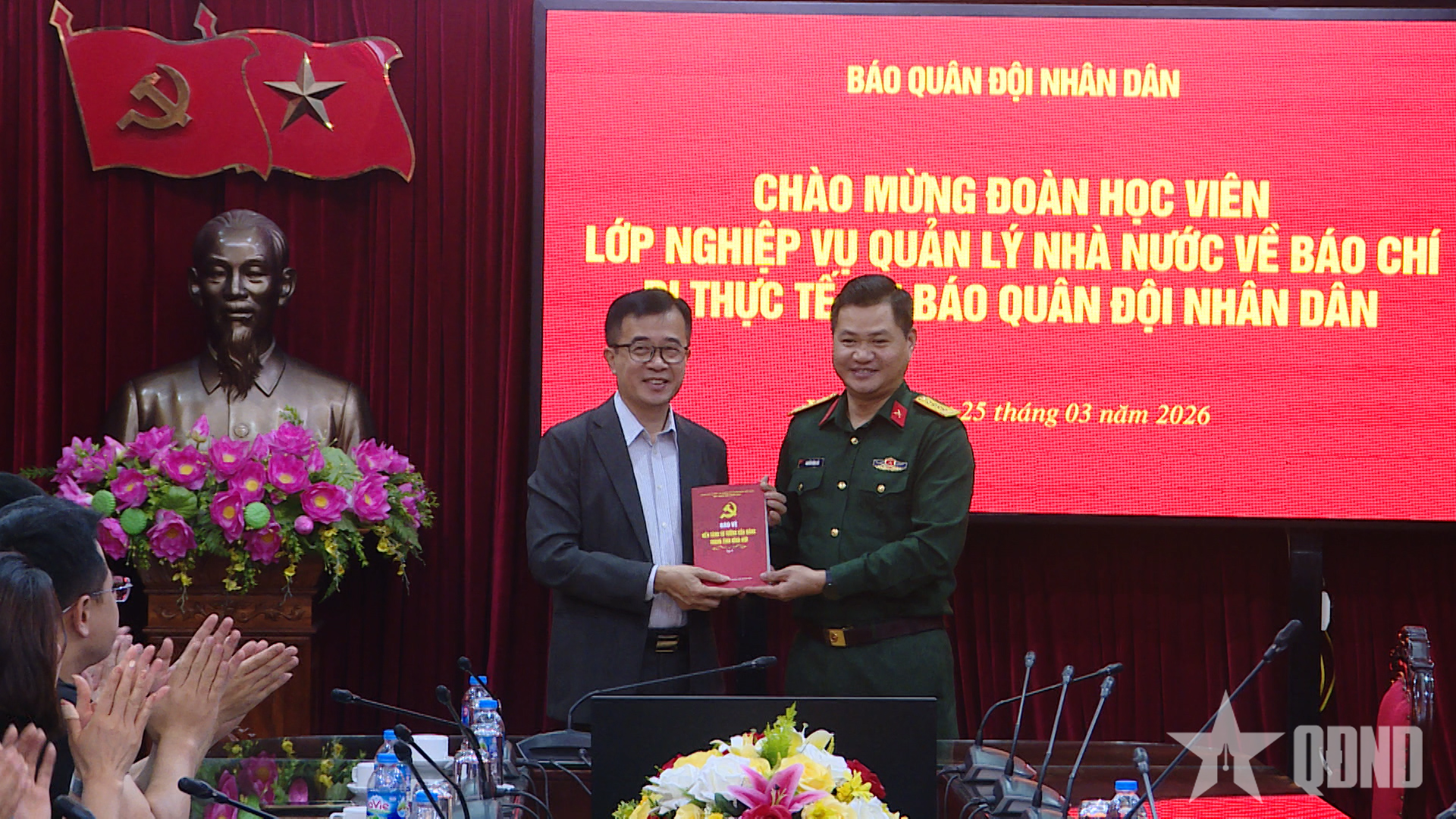 Đoàn học viên lớp nghiệp vụ quản lý nhà nước về báo chí đi thực tế tại Báo Quân đội nhân dân